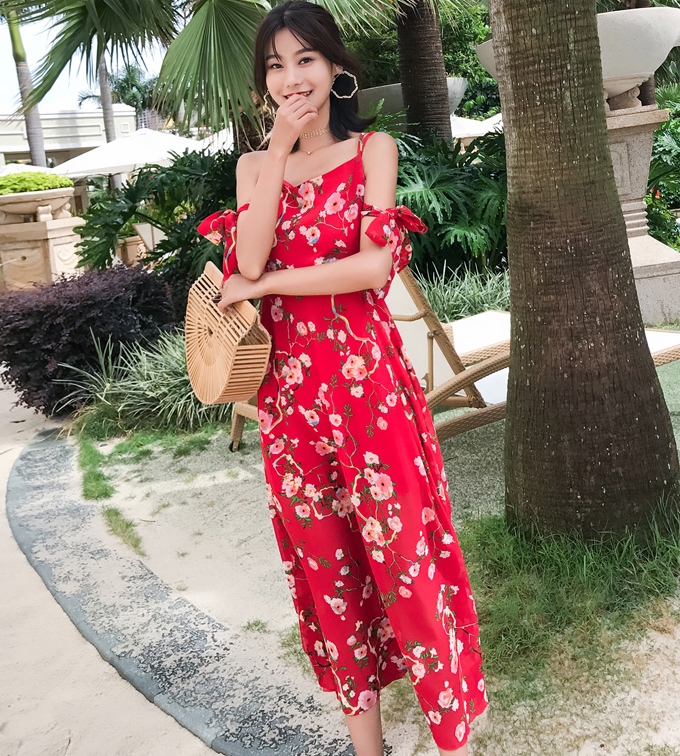 ชุดเดรสใส่ไปเที่ยวทะเลยาวสีแดง พิมพ์ลายดอกไม้สไตล์ฮาวายใส่เที่ยวทะเล สายเดี่ยว สายไขว์หลัง แขนผูกโบว์
