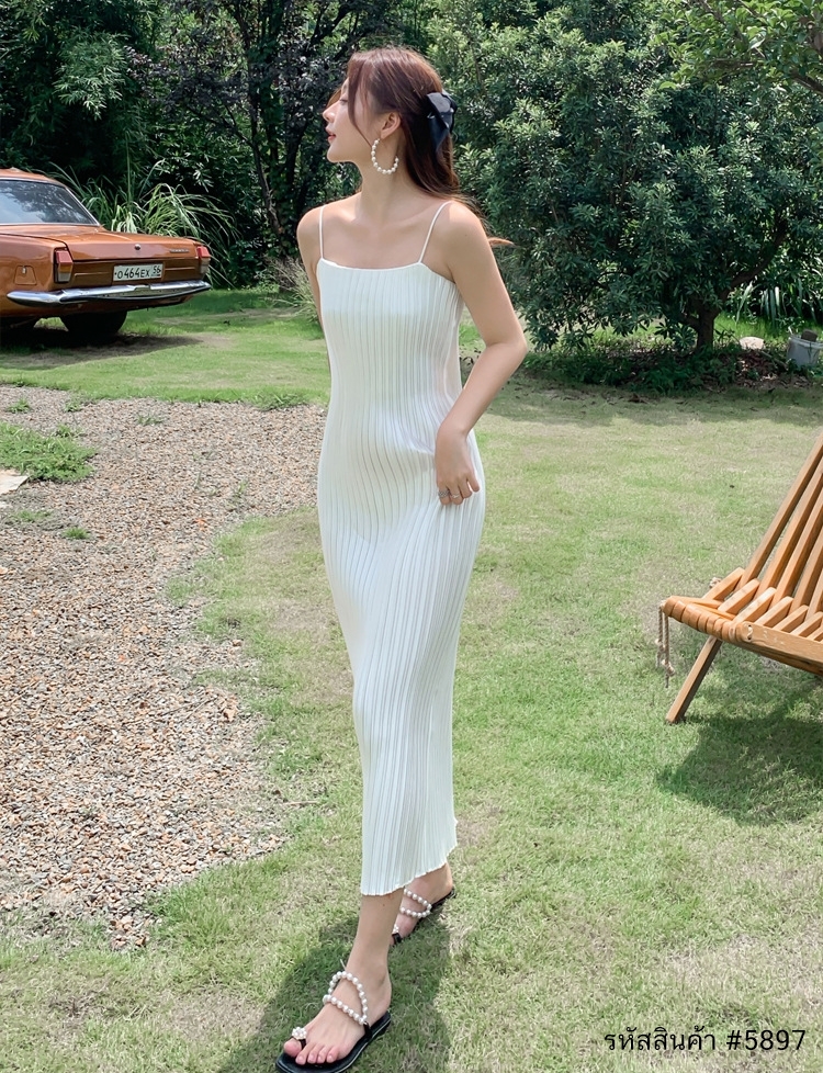 ชุดเที่ยวทะเล ชุดไปทะเล แม็กซี่เดรสยาวสีขาว สายเดี่ยว อัดพลีททั้งตัว แฟชั่นชุดเที่ยวทะเลสวยๆ ใส่เดินเล่นริมทะเล ถ่ายรูป
