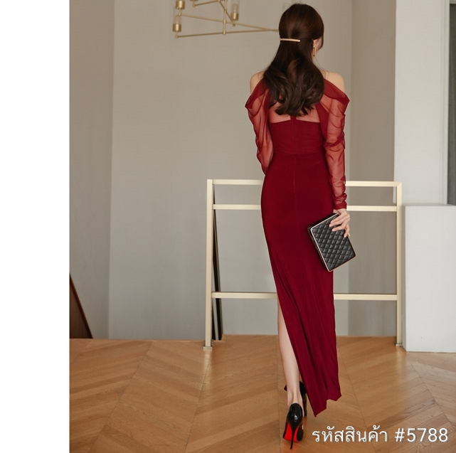 ชุดเดรสยาวออกงานสีแดง แขนยาว ทรงเข้ารูป แนวเรียบหรู สวยสง่า ใส่ดูดี ใส่ออกงานราตรี ไปงานแต่งงานได้ทั้งงานกลางวัน กลางคืน