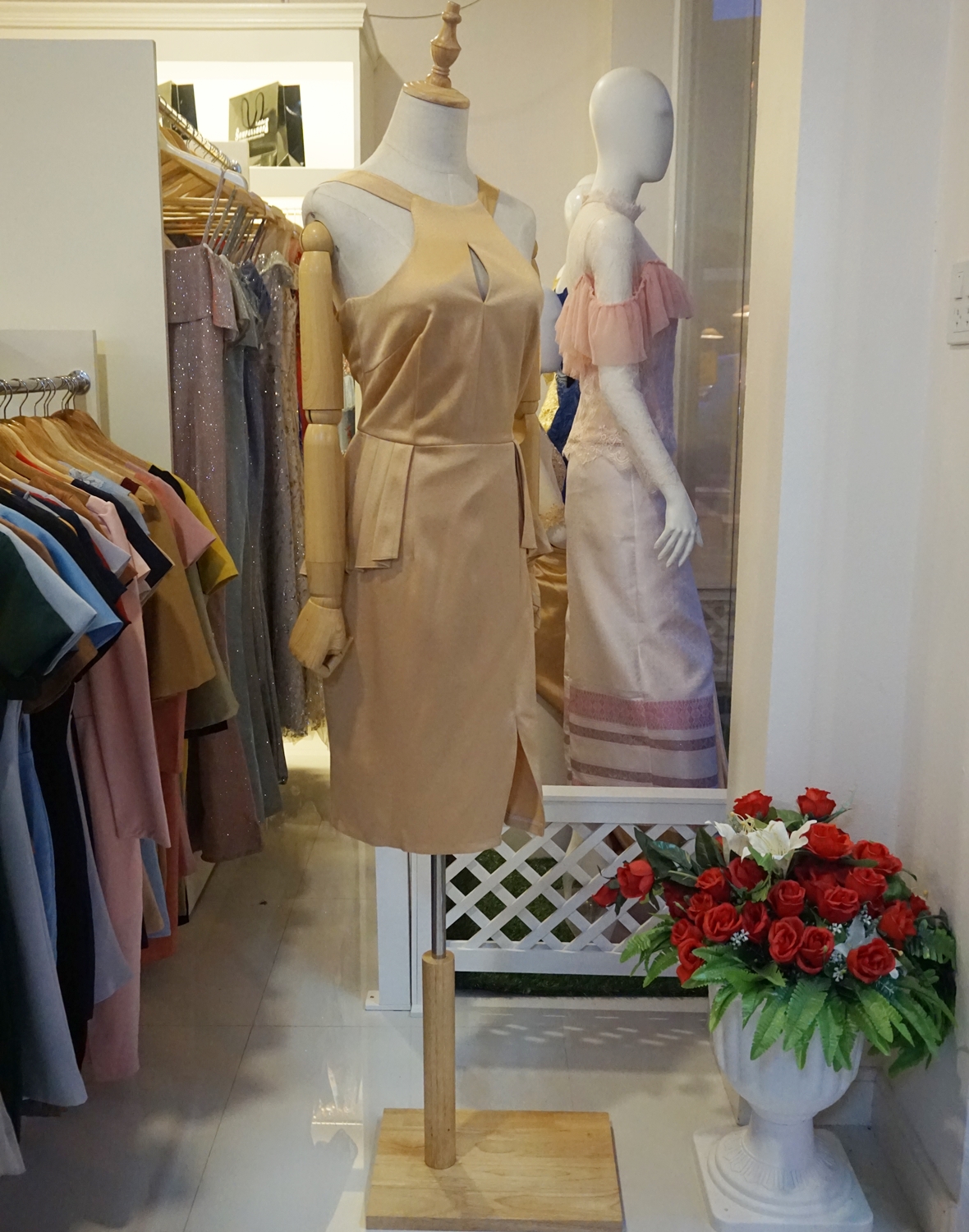 ชุดเดรสสั้นสีทอง เข้ารูป แขนกุดเว้าไหล่ เอวระบาย