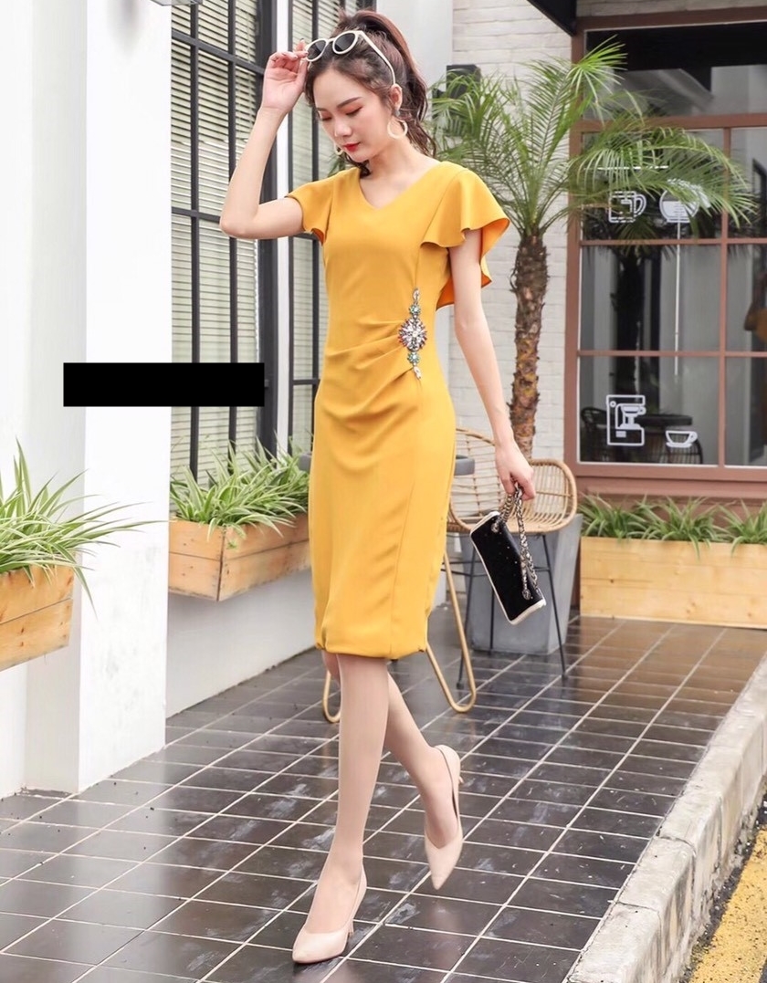 ชุดเดรสสั้นสีเหลือง ทรงเข้ารูป แขนสั้นระบาย เอวด้านหน้าแต่งเพชรจับจีบ