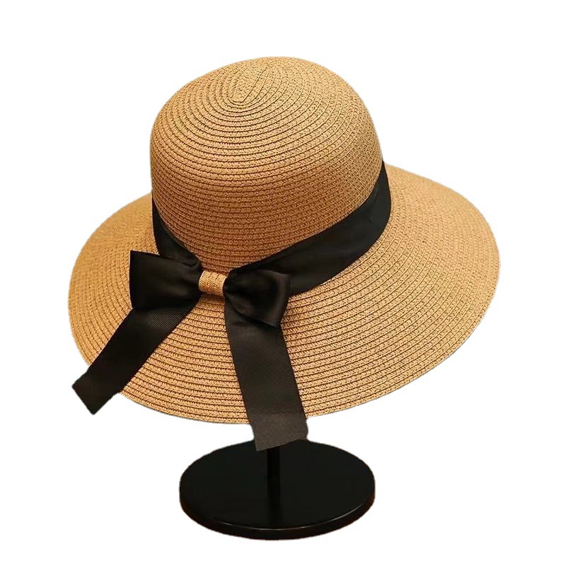 หมวกปีกกว้างสีน้ำตาลแต่งโบว์ หมวกปีกว้างใส่เที่ยวทะเลสวยๆ หมวกสานกันแดด