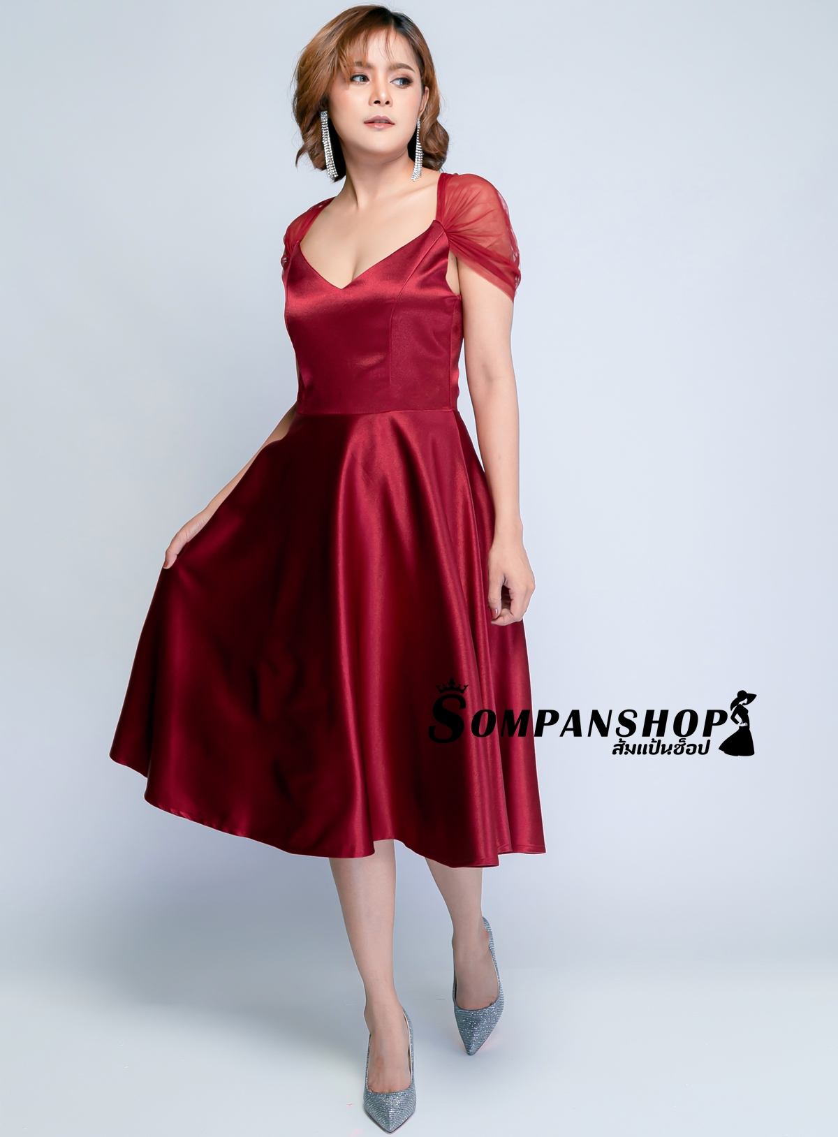 ชุดออกงานราตรีสั้นสีแดง ไหล่แต่งผ้าตาข่าย กระโปรงทรงบานคลุมเข่า สวยหวาน เรียบหรูดูแพง สวยสง่า ใส่ออกงาน ไปงานราตรี ไปงานแต่งงาน