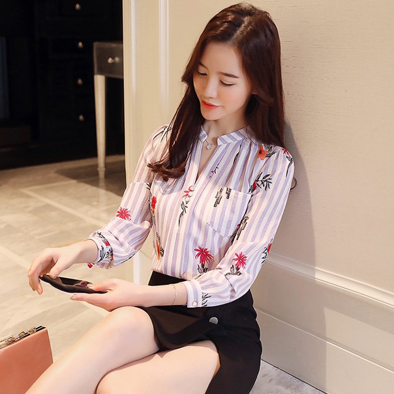 เสื้อเชิ้ตผู้หญิงสีม่วงลายดอกไม้ คอวี แขนยาว