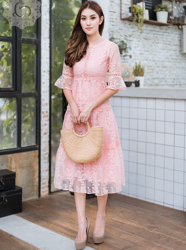 ชุดเดรสลูกไม้สีชมพูโอรส ผ้าลูกไม้ปักลายดอก แขนสามส่วน