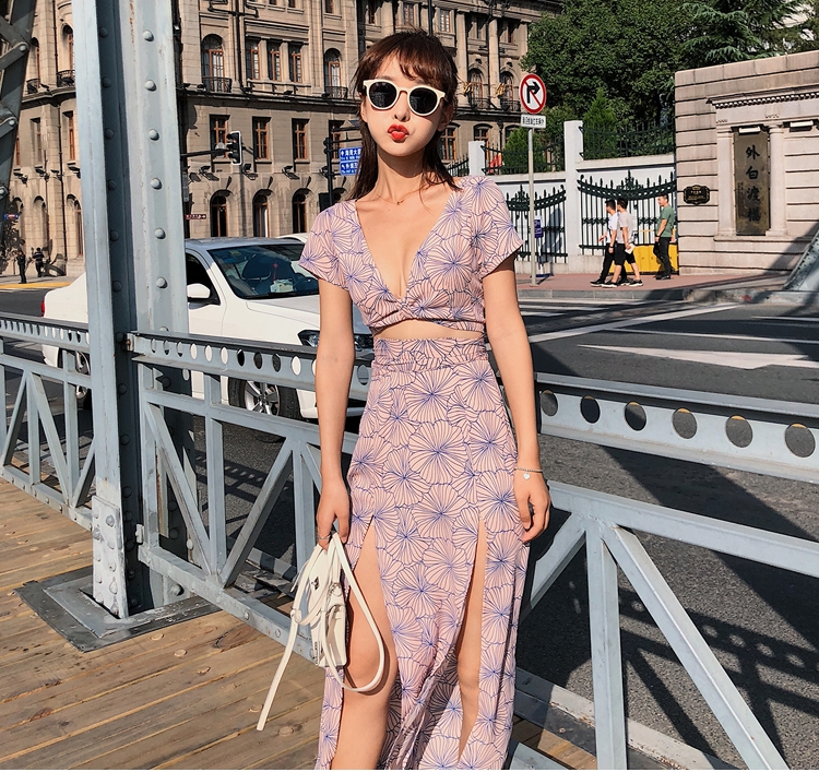 ชุดใส่ไปเที่ยวทะเลสีชมพูลายดอกไม้ เซ็ท2ชิ้น เสื้อครอปคอวีลึก + กระโปรงยาวผ่าหน้าเก๋ๆ