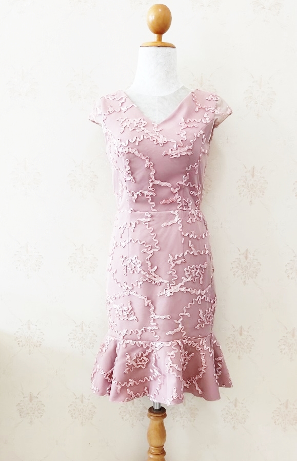 ชุดเดรสออกงานสีชมพูกะปิ ทรงเอเข้ารูปหางปลา แนวเรียบหรู สวย ดูดี ใส่เป็นชุดราตรี ชุดออกงาน ชุดไปงานแต่งงาน กลางวัน กลางคืน