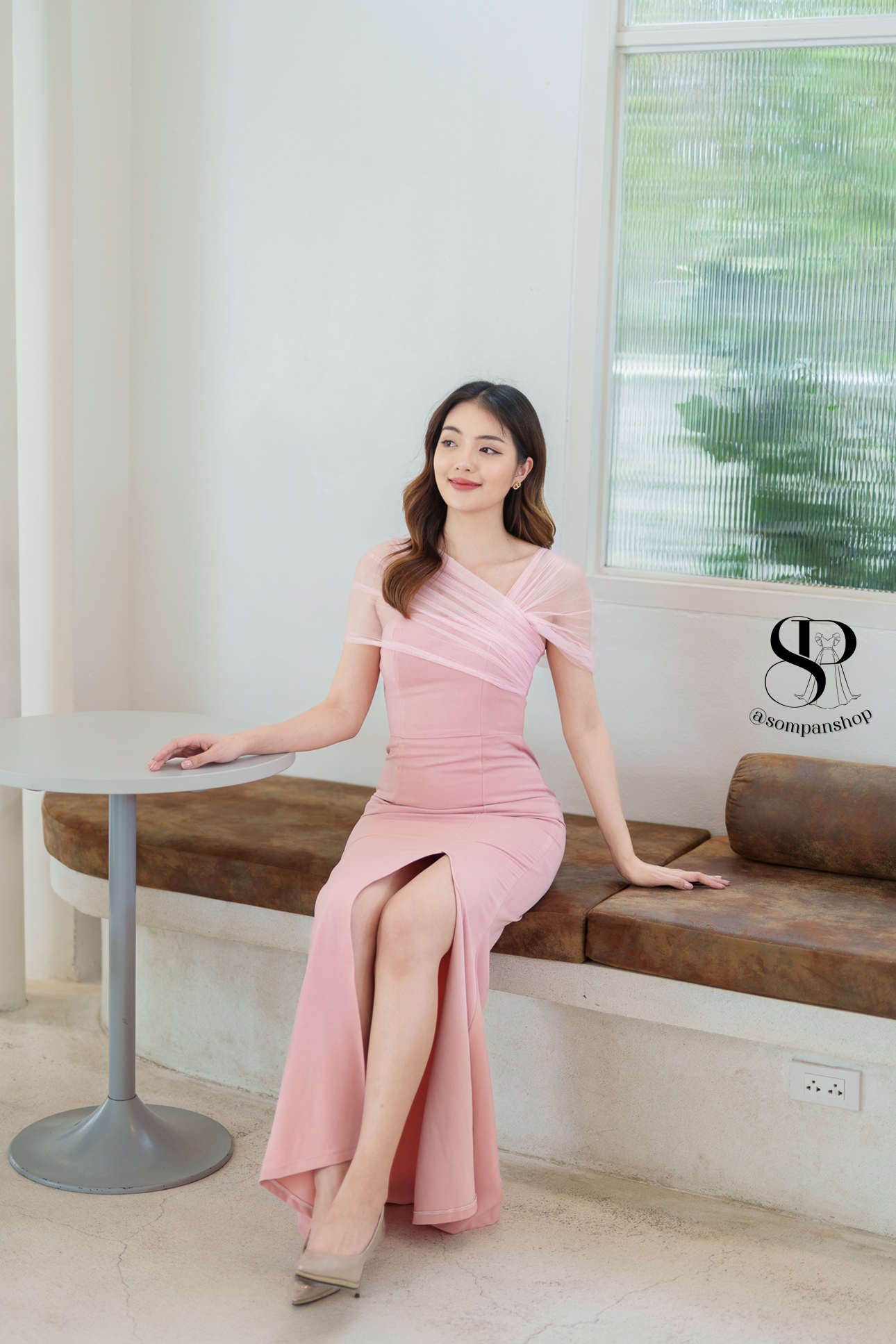 ชุดราตรียาวสีชมพูสไตล์เรียบหรูดูแพง ไหล่แต่งผ้าซีทรู กระโปรงยาวผ่าหน้า เหมาะสำหรับใส่เป็นชุดราตรี ชุดไปงานแต่งงาน ชุดเพื่อนเจ้าสาว ชุดไปงานเลี้ยงต่างๆ