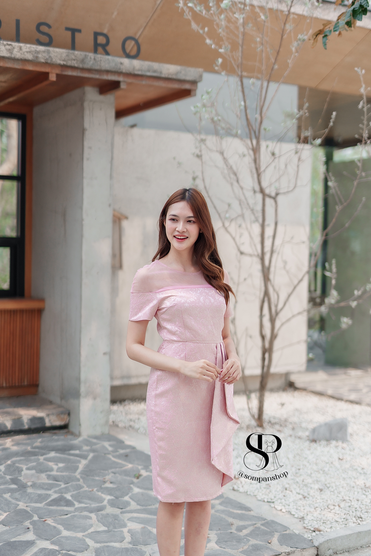 ชุดเดรสออกงานสีชมพู ทรงเข้ารูป ผ้าอัดลาย ช่วงไหล่ซีทรู เอวแต่งจีบ ทรงเข้ารูป เรียบหรู สวย ดูดี ใส่เป็นชุดราตรี ชุดออกงาน ชุดไปงานแต่งงาน กลางวัน กลางคืน