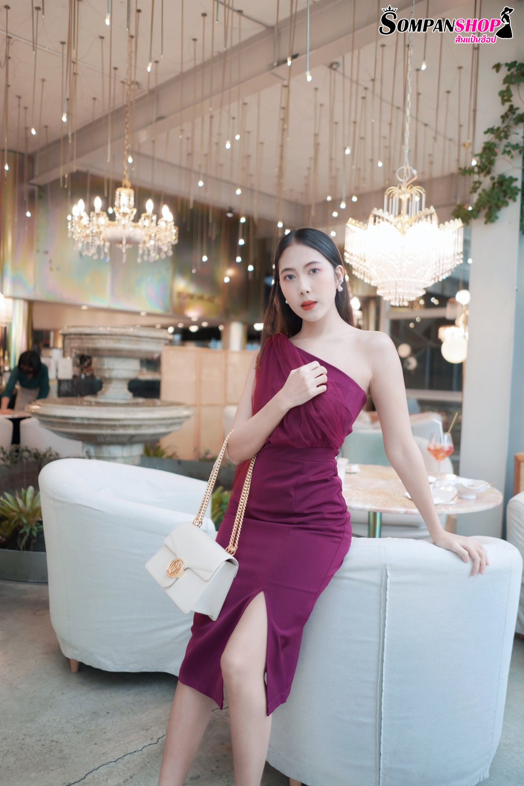 ชุดเดรสออกงานสีแดง ไหล่เฉียงข้างแต่งผ้าซีทรู เรียบหรู สวยดูดี