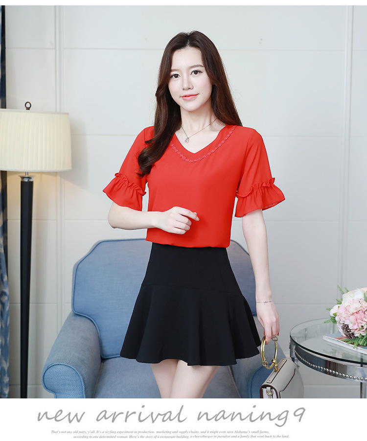 เสื้อเชิ้ตผู้หญิงสีแดง แขนสั้น แต่งระบาย คอวี