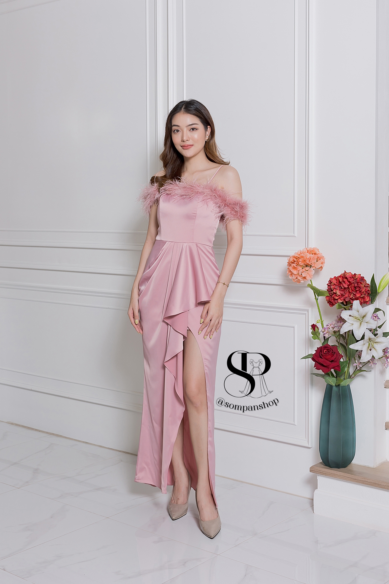 ชุดราตรียาวสีชมพู ทรงปาดไหล่ แต่งขนนก เหมาะสำหรับใส่เป็นชุดราตรี ชุดไปงานแต่งงาน ชุดเพื่อนเจ้าสาว ชุดไปงานเลี้ยงต่างๆ