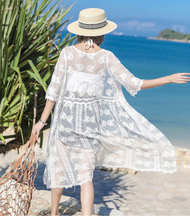 เสื้อคลุมชาดหาดสีขาวใส่เที่ยวทะเล เสื้อตัวยาวลายดอกไม้ แขนสั้น ผ้าลูกไม้