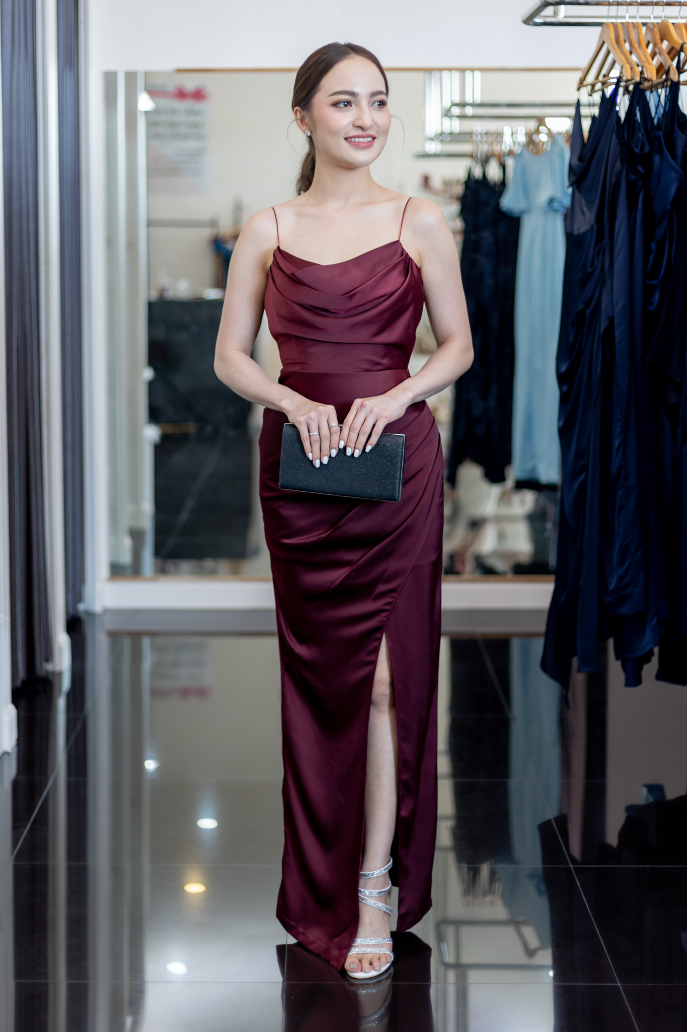 ชุดออกงานราตรีสีแดงไวน์ สายเดี่ยว คอถ่วง ลุคเรียบหรู สวยดูดีแอบเซ็กซี่นิดๆ เหมาะสำหรับใส่เป็นชุดราตรี ชุดไปงานแต่งงาน ชุดเพื่อนเจ้าสาว ชุดไปงานเลี้ยงต่างๆ