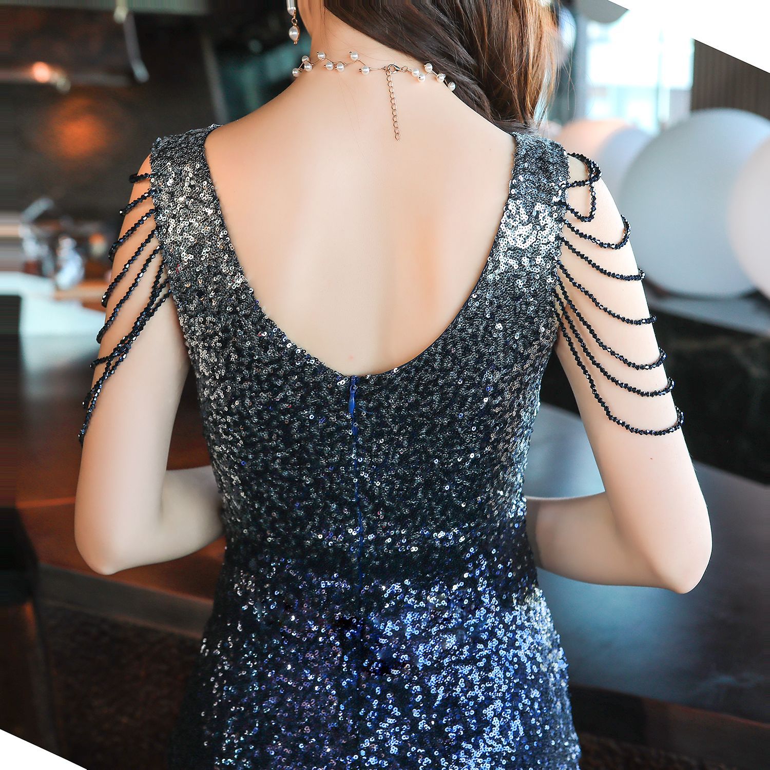 ชุดราตรีสั้นสีกรมท่า แขนกุดแต่งลูกปัด ปักเลื่อม ทรงเข้ารูป แนวเรียบหรู สวยดูแพง ใส่ออกงานราตรี งานแต่งงานกลางคืน ชุดงานประกวด งานรับรางวัล