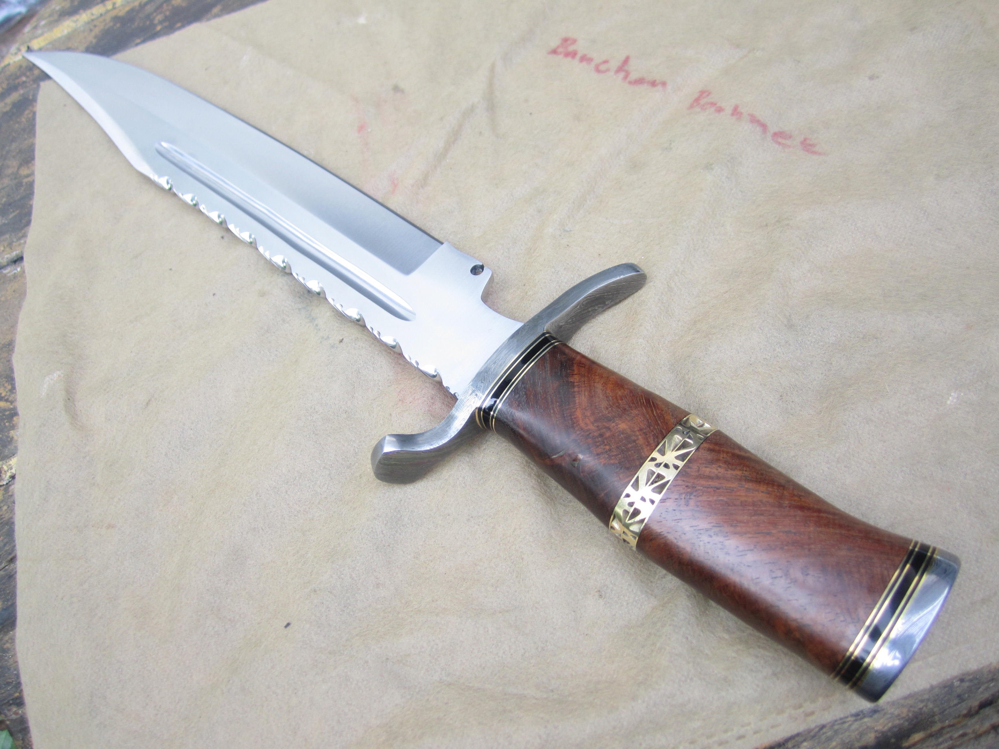 มีดใบตาย UK IMPACT CUTLERY RARE CUSTOM D2 LARGE COMBAT BOWIE KNIFE BURL WOOD DAMASCUS GUARD
