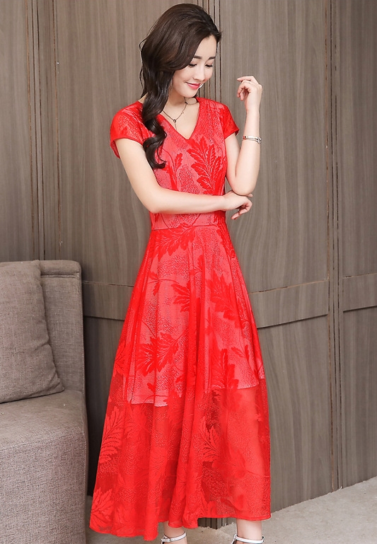 ชุดเดรสลูกไม้สีแดง แขนสั้น กระโปรงยาวคลุมเข่าทรงบาน แนวเรียบๆ สวยหวาน เรียบร้อย ดูดี
