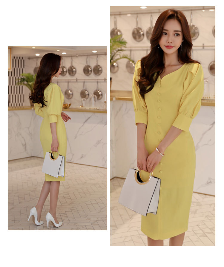 ชุดเดรสสั้นสีเหลือง ทรงเข้ารูปแขนพองจับจีบ คอวี แต่งกระดุม กระโปรงทรงสอบ