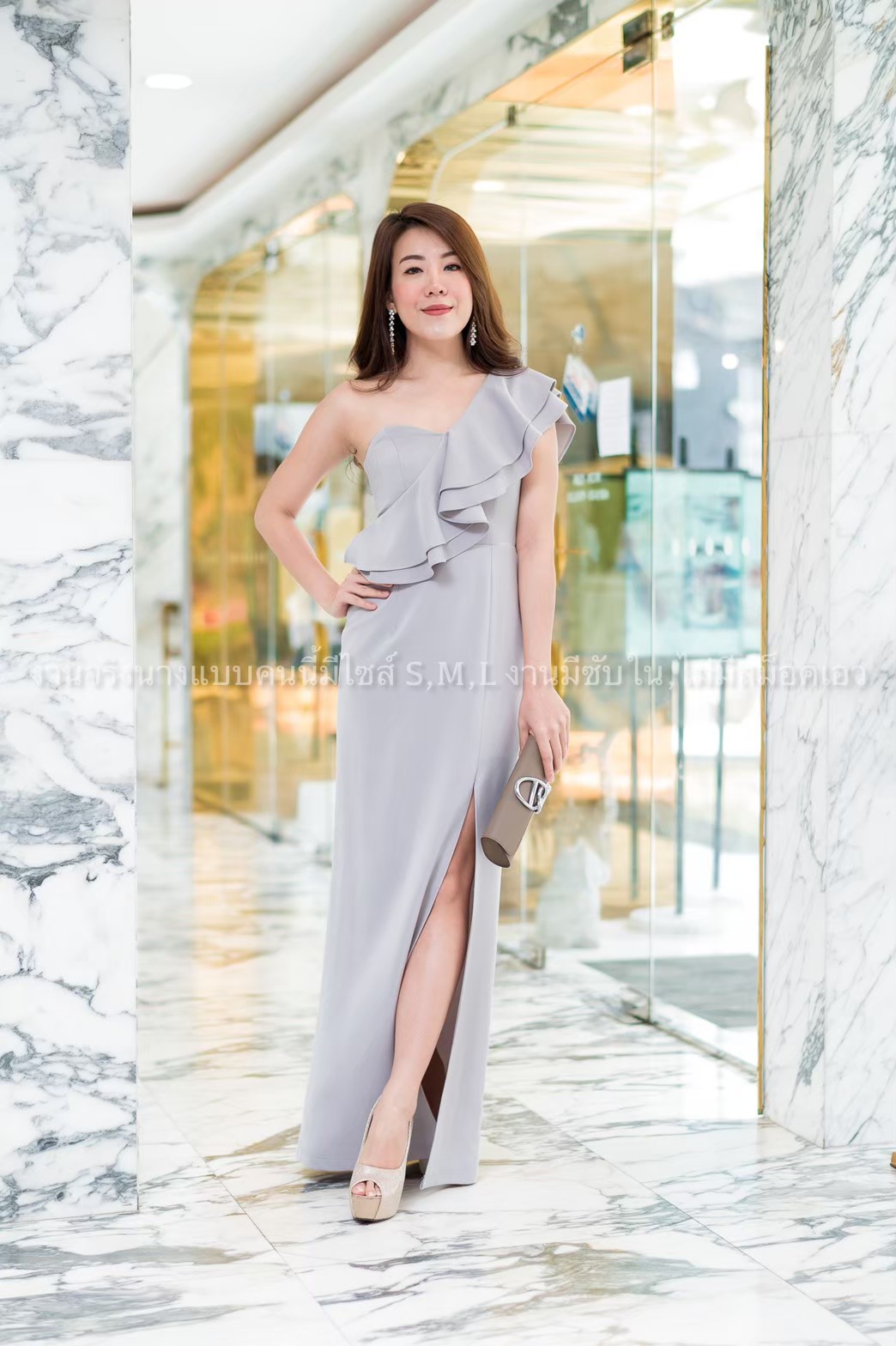 ชุดราตรียาวสีเทา ไหล่เฉียงข้างเดียวแต่งระบาย แนวเรียบหรูดูแพง ใส่ออกงาน/งานแต่งงาน/ชุดเพื่อนเจ้าสาว