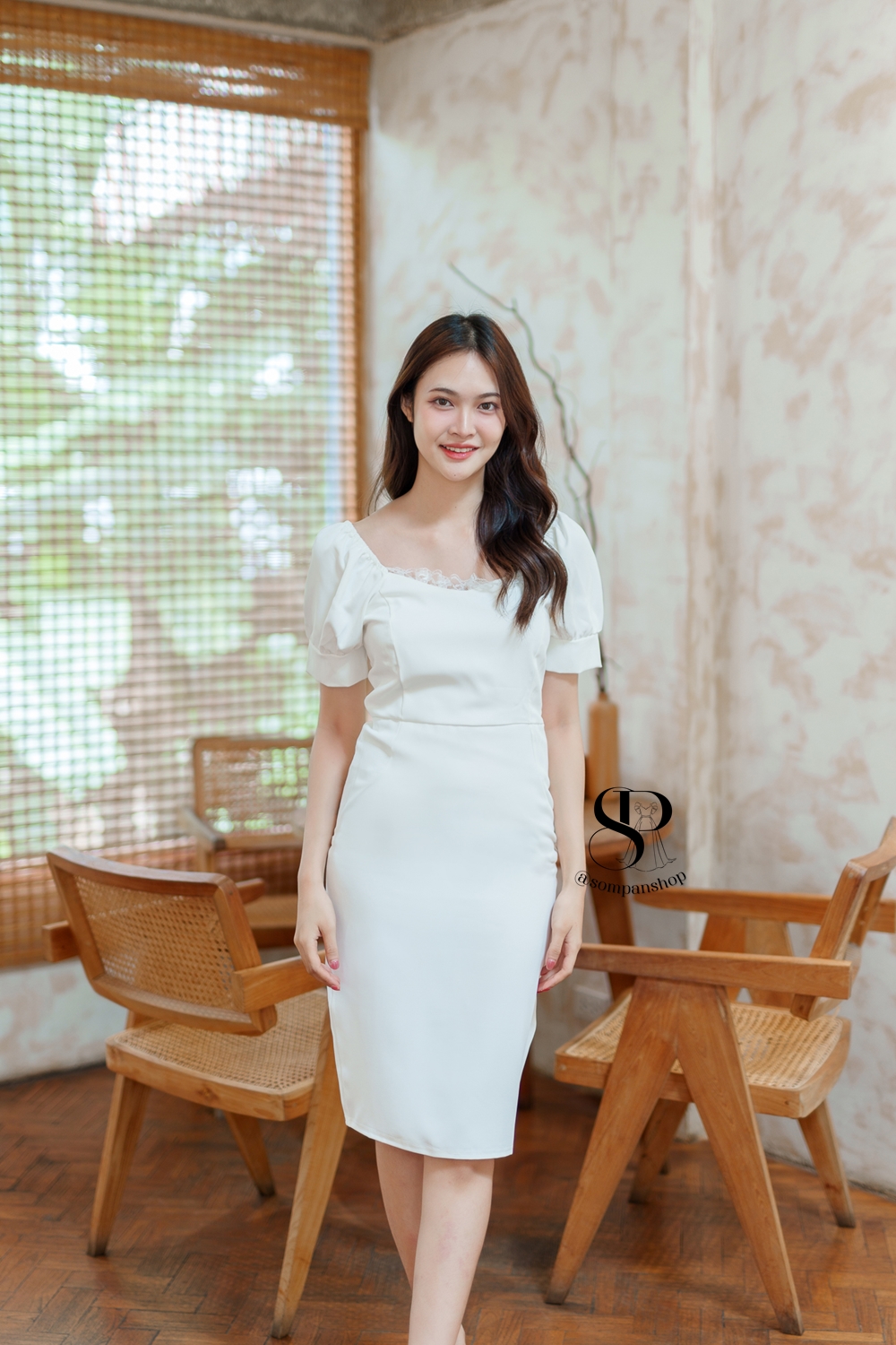 ชุดเดรสออกงานสีขาว ทรงเข้ารูป แขนสั้น เรียบหรูดูแพง สวยดูดี แบบสวยทันสมัย ใส่ออกงาน งานราตรี ไปงานแต่งกลางคืน