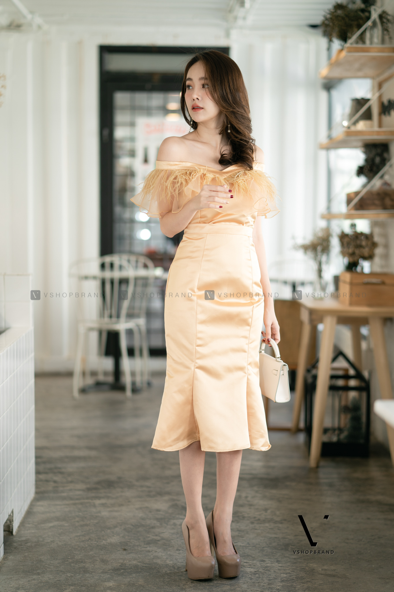 ชุดออกงาน/ชุดไปงานแต่งงานสีทอง เสื้อเปิดไหล่แต่งขนนก + กระโปรงสั้นทรงหางปลา