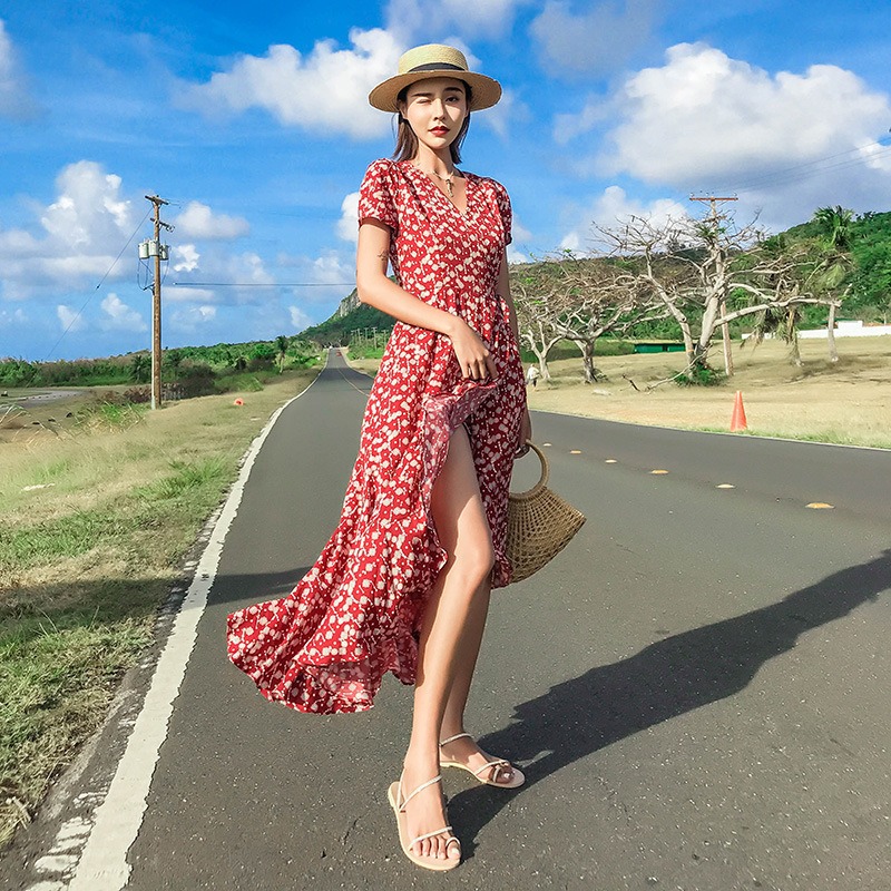 ชุดเดรสยาวสีแดงลายดอก แขนสั้น เชือกผูกเอว กระโปรงแต่งระบาย แฟชั่นชุดใส่เที่ยวทะเล ไอเดียชุดแต่งตัวไปเที่ยวทะเล ใครมีแพลนไปทะเลแต่ยังไม่ได้หาชุดต้องดู