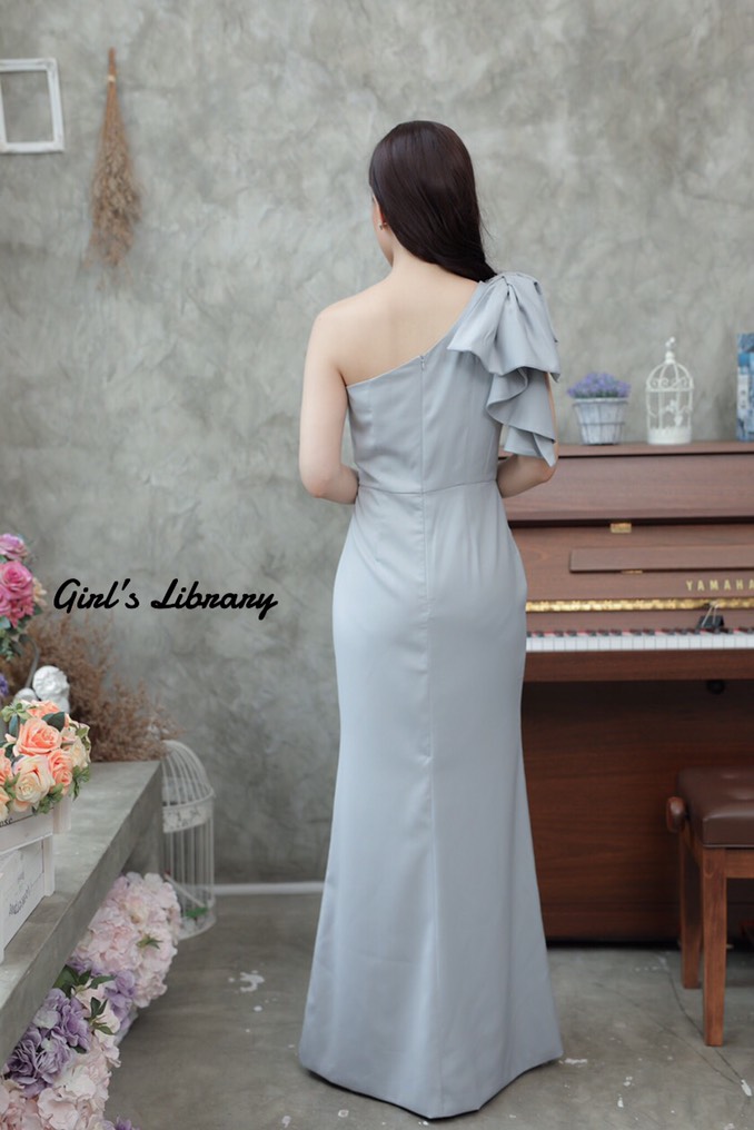 ชุดออกงานราตรียาวสีเทา ไหล่เฉียงข้างแต่งโบว์ กระโปรงทรงหางปลา