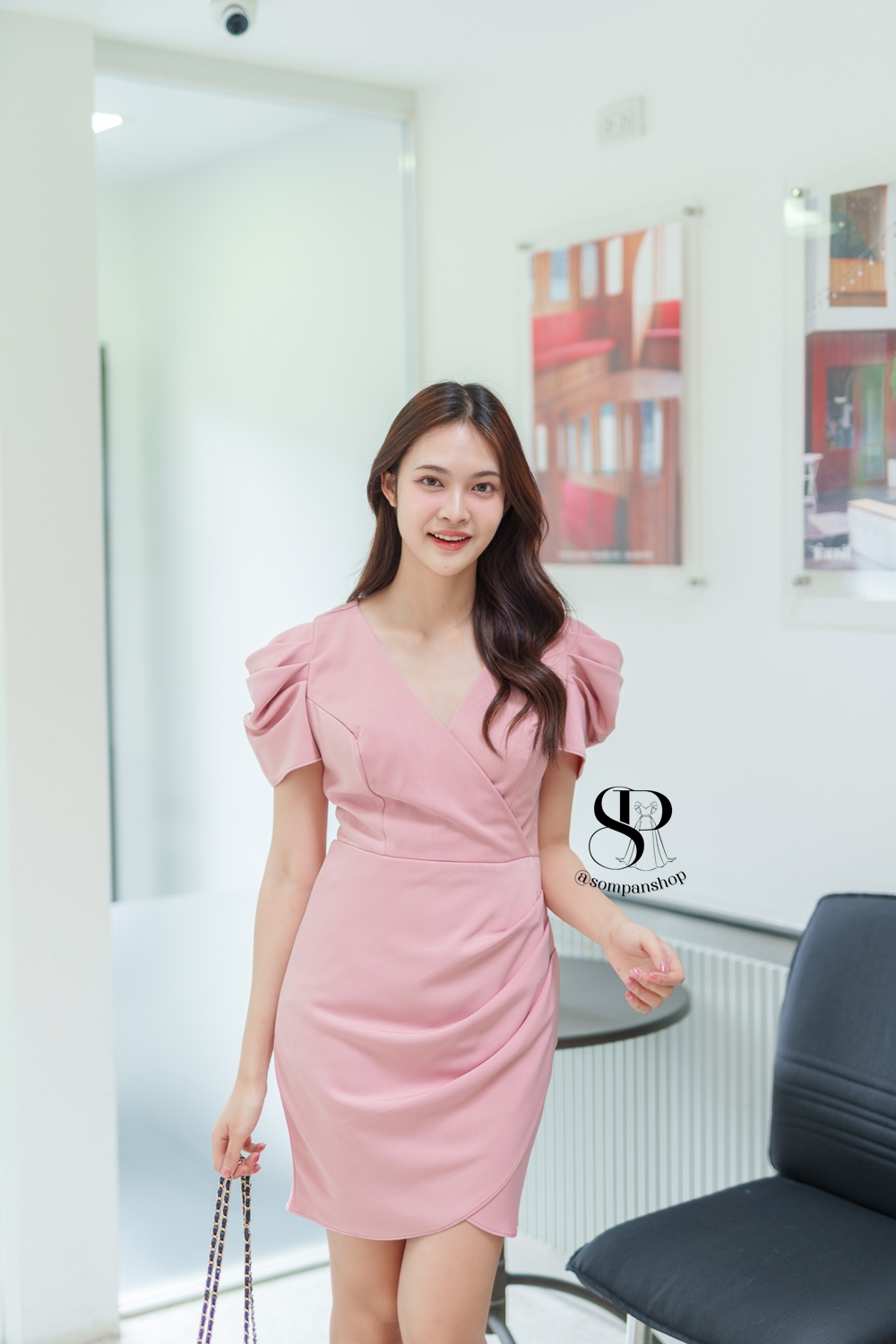 ชุดเดรสสั้นออกงานสีชมพู ทรงเอเข้ารูป คอวี แขนสั้น ลุคเรียบหรู ดูแพง ใส่ไปงานแต่งกลางวัน/กลางคืน ชุดราตรี ชุดไปงานแต่ง ชุดออกงาน