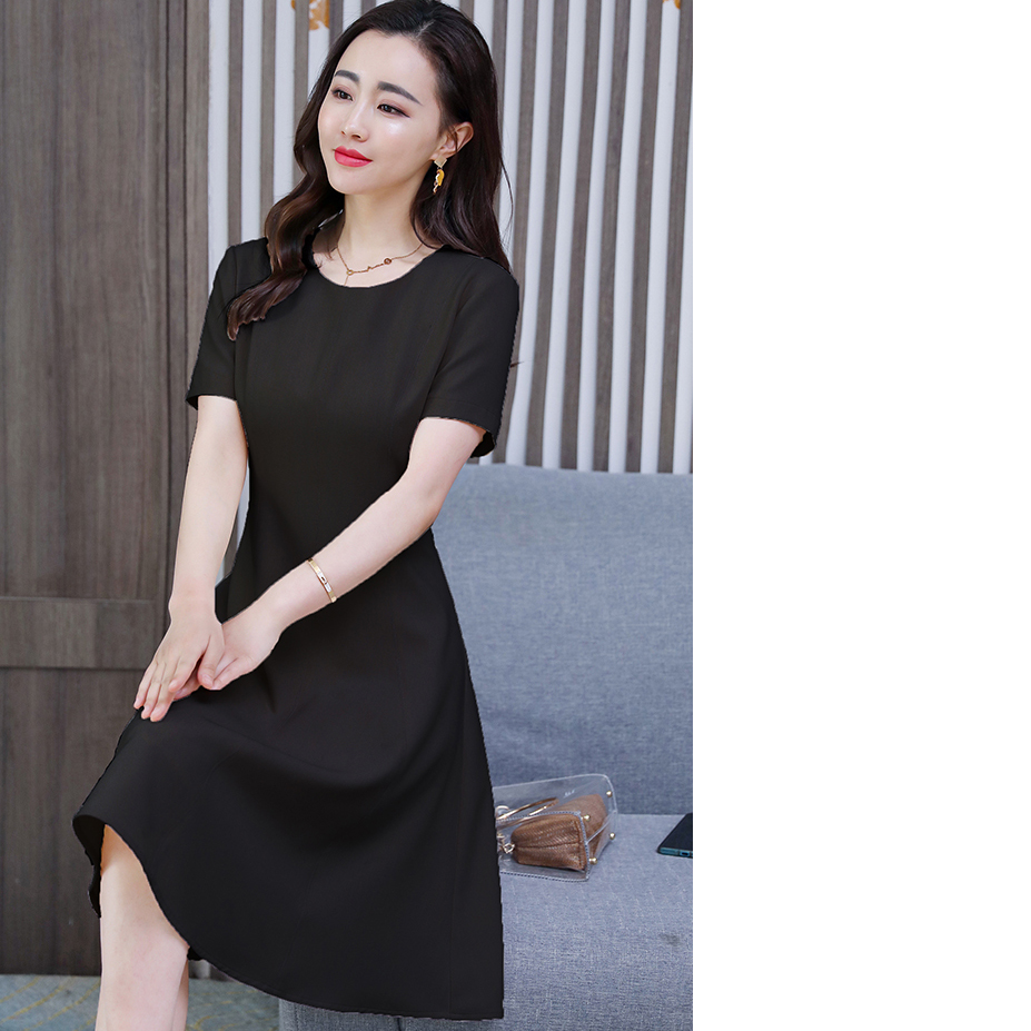 ชุดเดรสสั้นสีดำ แขนสั้น กระโปรงสั้นทรงบาน แนวเรียบร้อย สวยสุภาพ