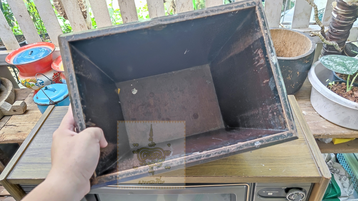 ถังขยะไม้งานโบราณ