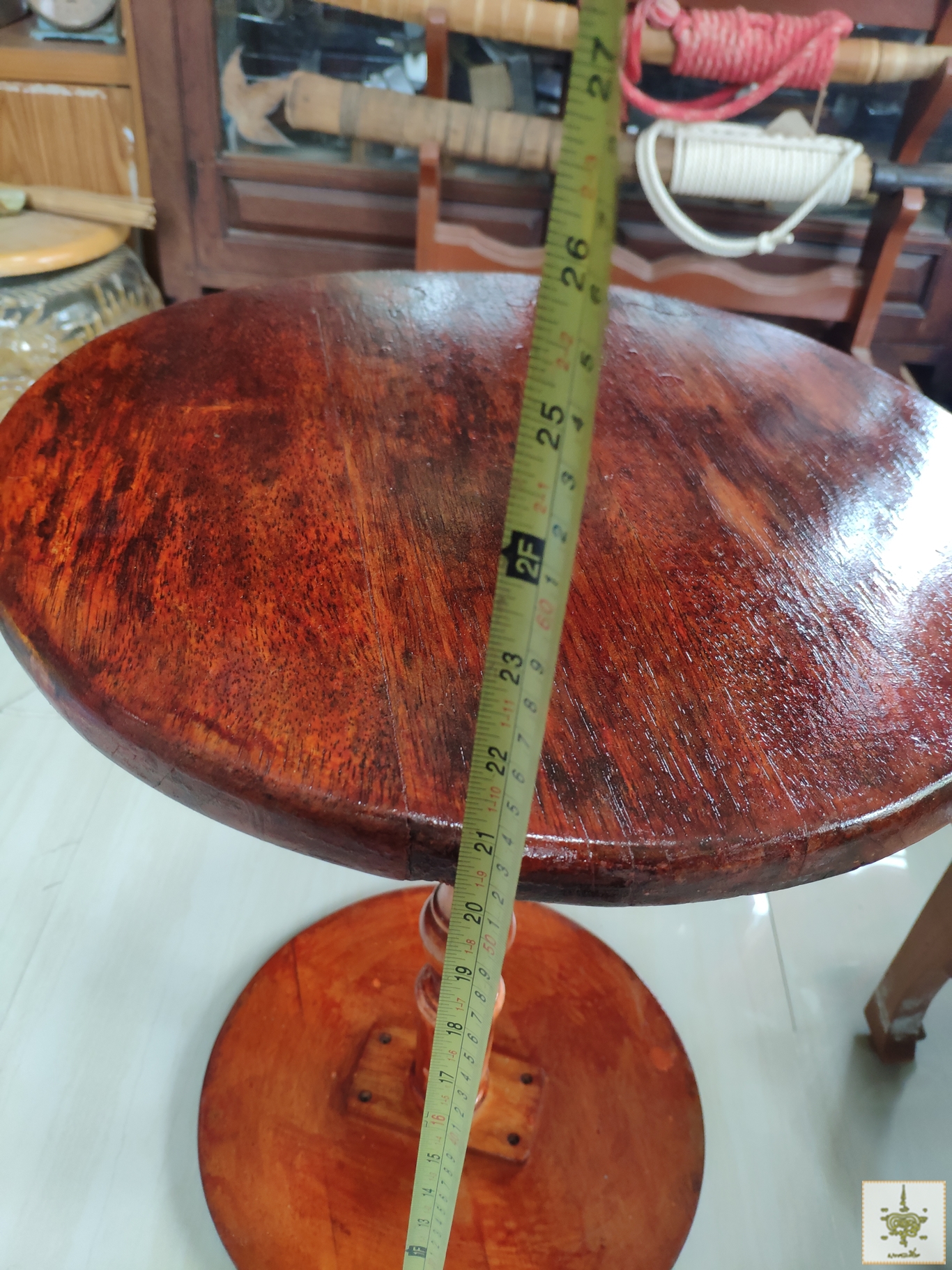 โต๊ะกลมไม้