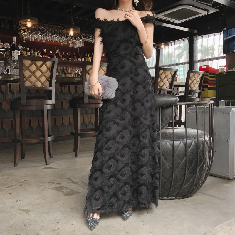 ชุดเดรสยาวสีดำ เปิดไหล่ แต่งขนฟรุ้งฟริ้ง สวยหวาน น่ารักๆ