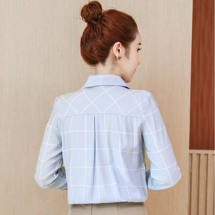 Sale เสื้อเชิ้ตผู้หญิงสีฟ้า แขนยาว ผ้าชีฟอง พิมพ์ลายตาราง กระดุมหน้า