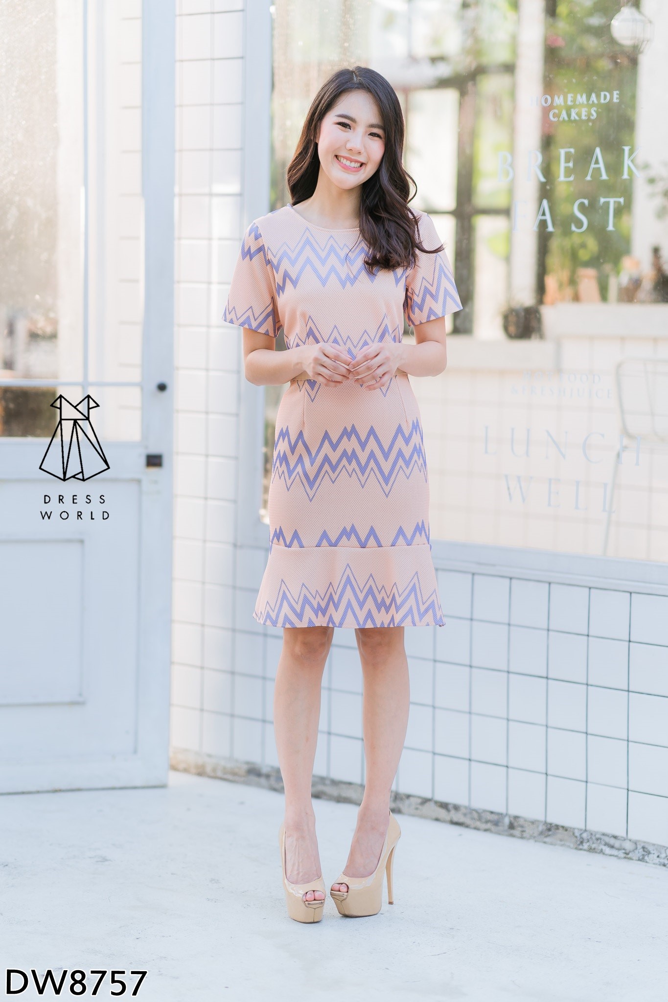 ชุดเดรสสั้นสีครีมเบจ ลายหยัก ทรงเข้ารูป กระโปรงระบายหางปลา