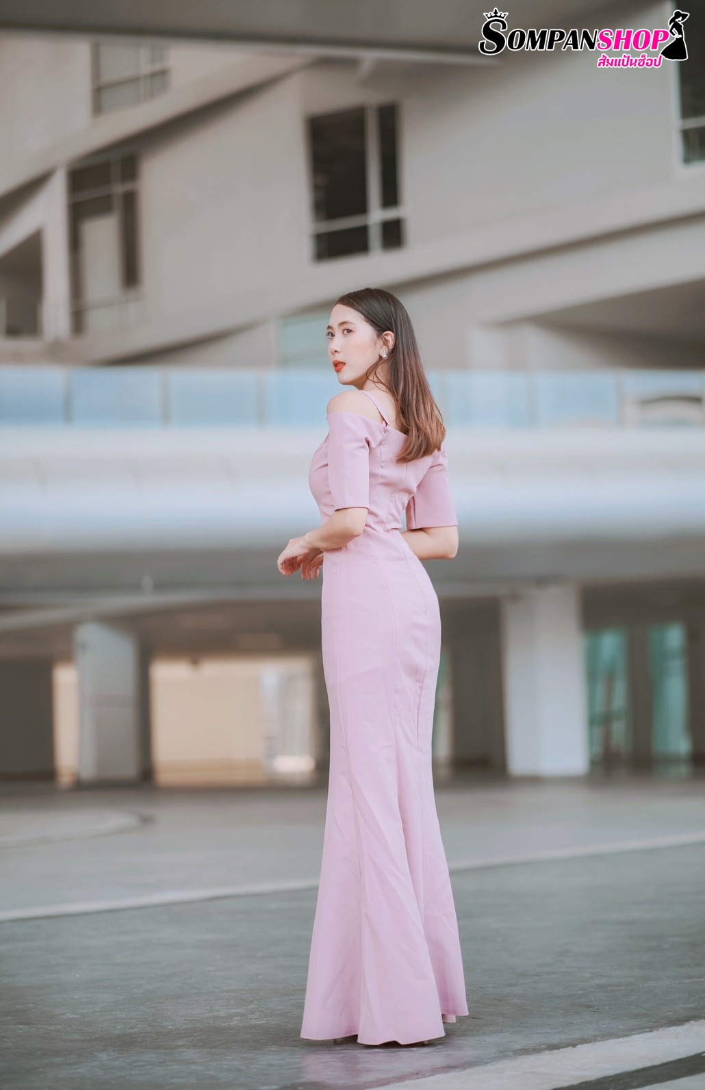 ชุดราตรี ชุดออกงาน ชุดไปงานแต่งงานสีชมพู เดรสยาวทรงสายเดี่ยวเปิดไหล่แขนสามส่วน แนวเรียบหรู สวยหรูดูแพง