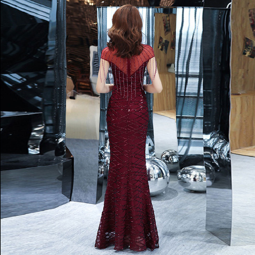 ชุดราตรี ชุดออกงาน ชุดไปงานแต่งงานสีแดง เรียบหรู สวยสง่า ดูอลัง ผ้าปักเลื่อม อกแต่งระบายลูกปัด กระโปรงทรงหางปลา