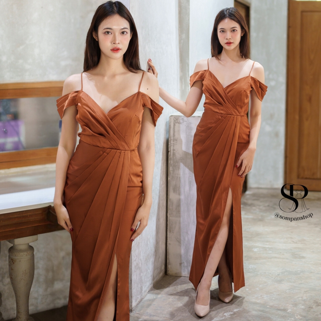 ชุดออกงานสีน้ำตาลทอง เดรสยาวสายเดี่ยวคล้องไหล่ กระโปรงยาวผ่าหน้า แนวเรียบหรู ชุดราตรี ชุดไปงานแต่งงาน