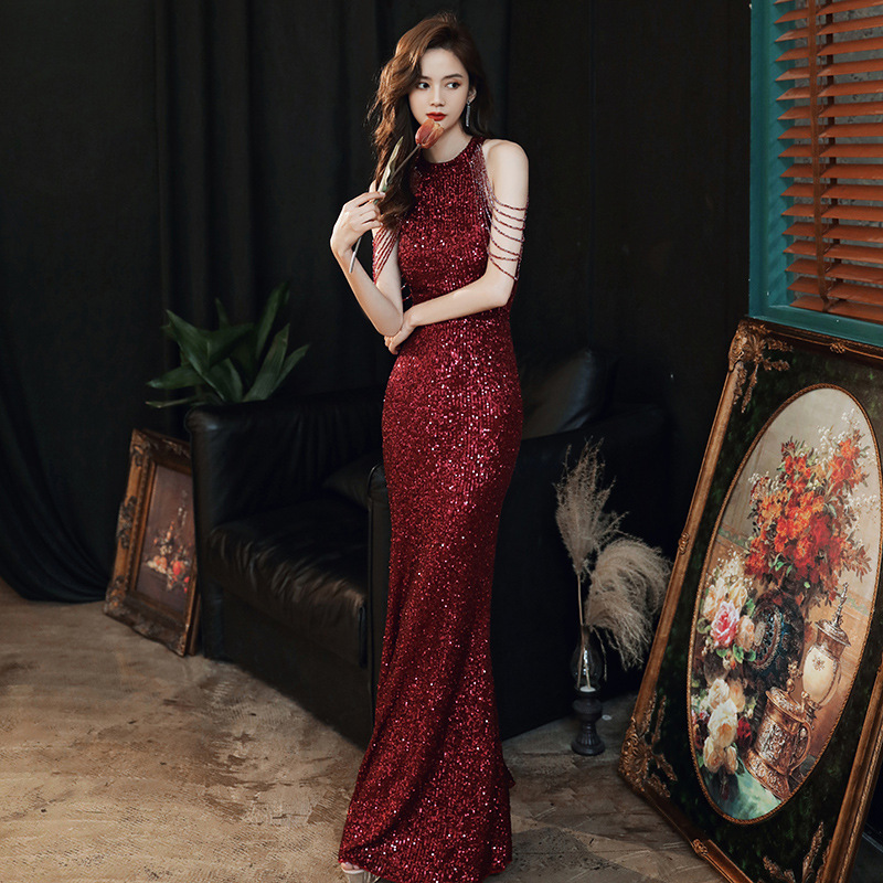 ชุดราตรียาวสีแดง เดรสยาวเว้าไหล่แต่งลูกปัด ผ้าปักเหลื่อมทั้งชุด แบบสวยๆ เรียบหรู ดูดี แบบสวยทันสมัยใส่ออกงานราตรี ชุดออกงาน ชุดไปงานแต่งงาน