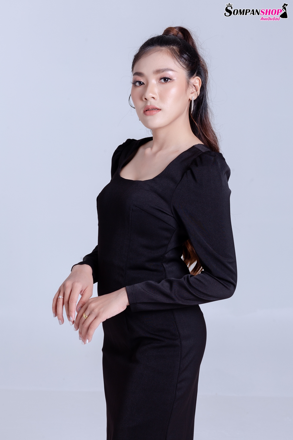 ชุดเดรสสั้นสีดำ เดรสทรงตรง แขนยาว แนวเรียบๆ สวยใส่ดูดี ใส่ทำงานได้ ใส่ไปงานกลางวันได้