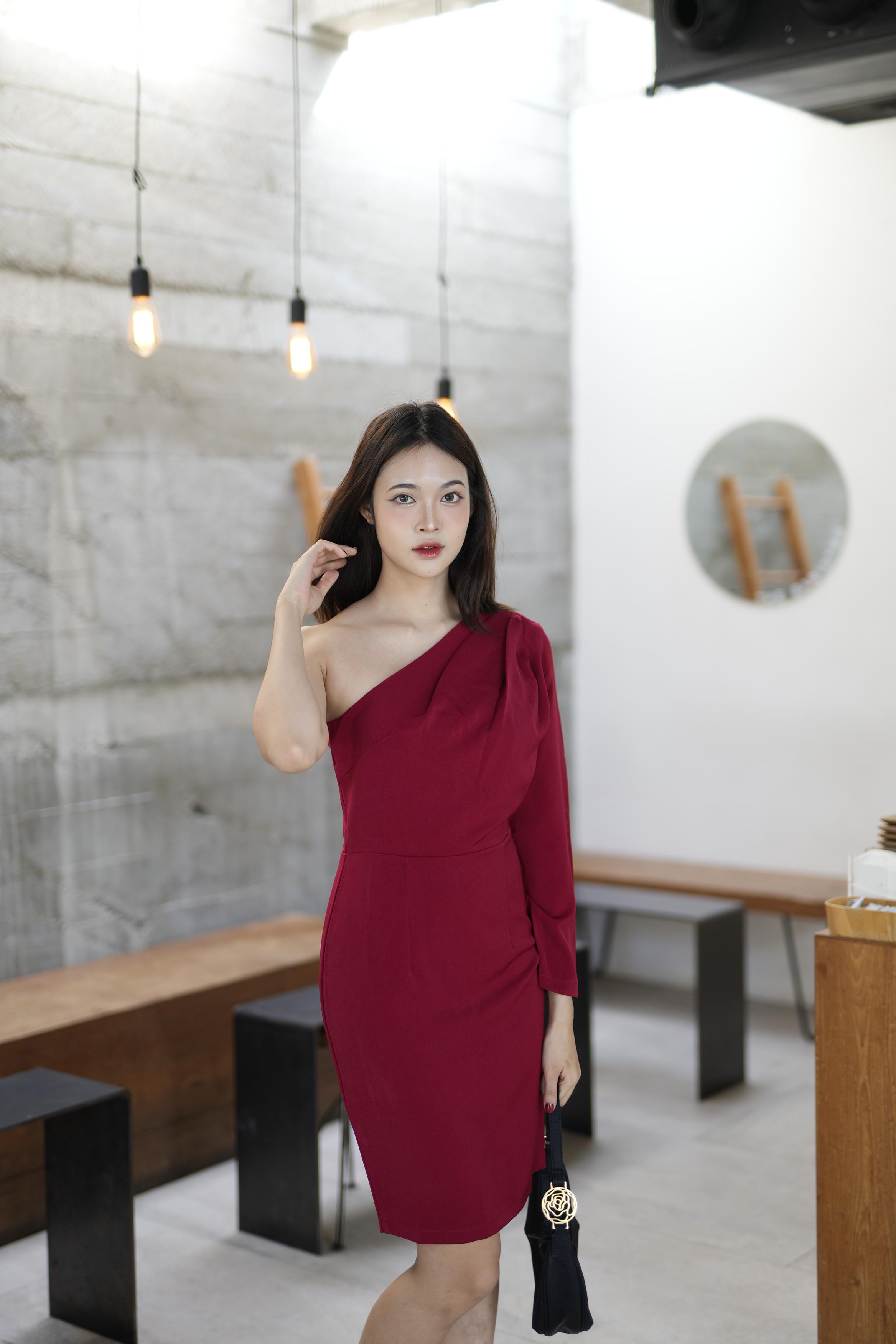 ชุดไปงานสีแดง ไหล่เฉียงข้าง เรียบหรู สวย ดูดี ใส่เป็น ชุดราตรี ชุดออกงาน ชุดไปงานแต่งงาน กลางวัน กลางคืน