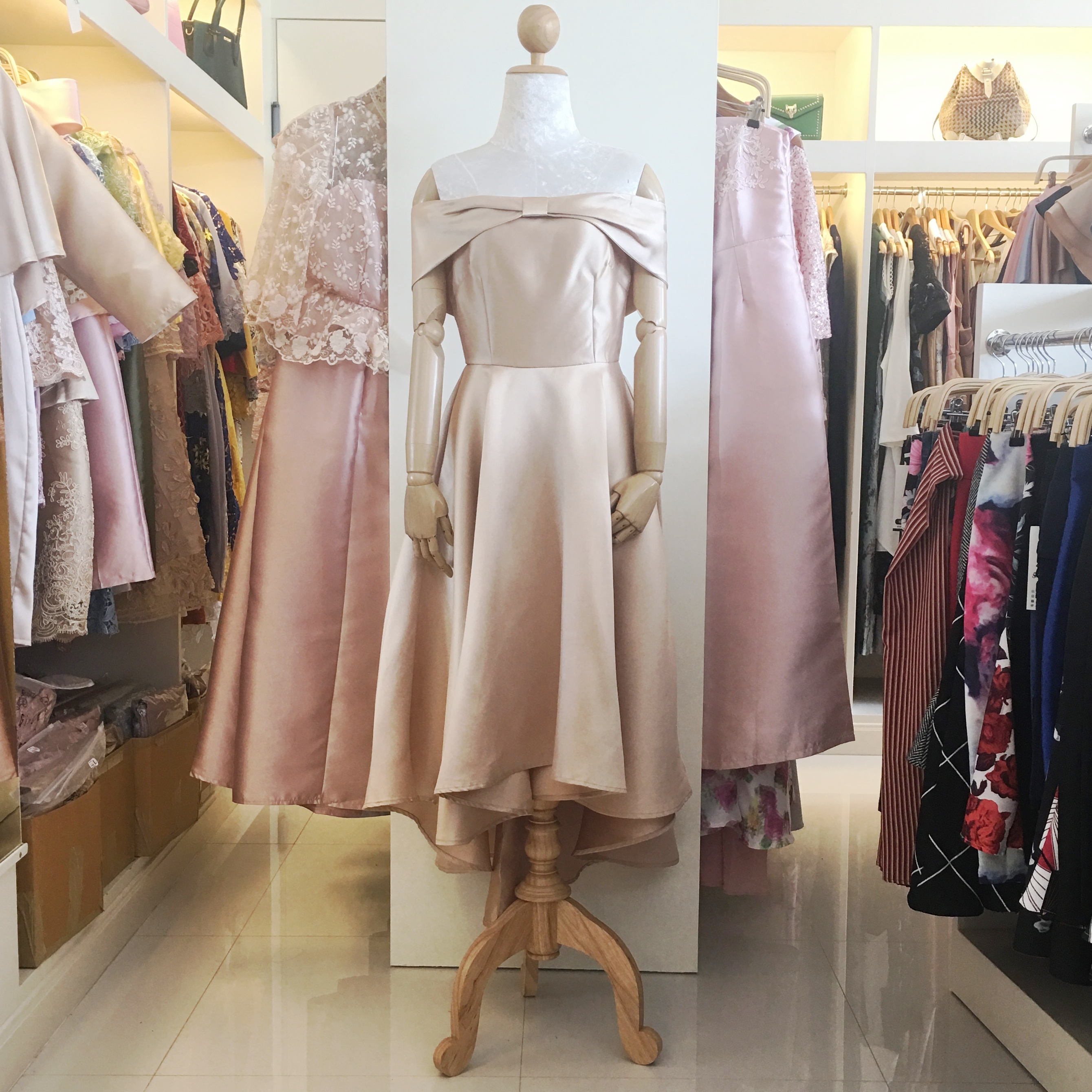 ชุดออกงานราตรียาวสีทอง เปิดไหล่แต่งโบว์หน้า กระโปรงบาน หน้าสั้น-หลังยาว