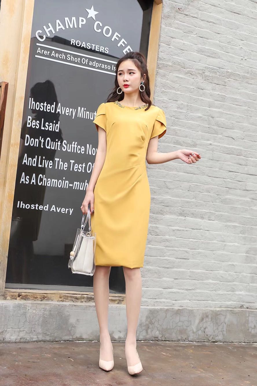 ชุดเดรสสั้นทำงานสีเหลือง คอกลมแต่งเพชร แขนสั้น ทรงเข้ารูป
