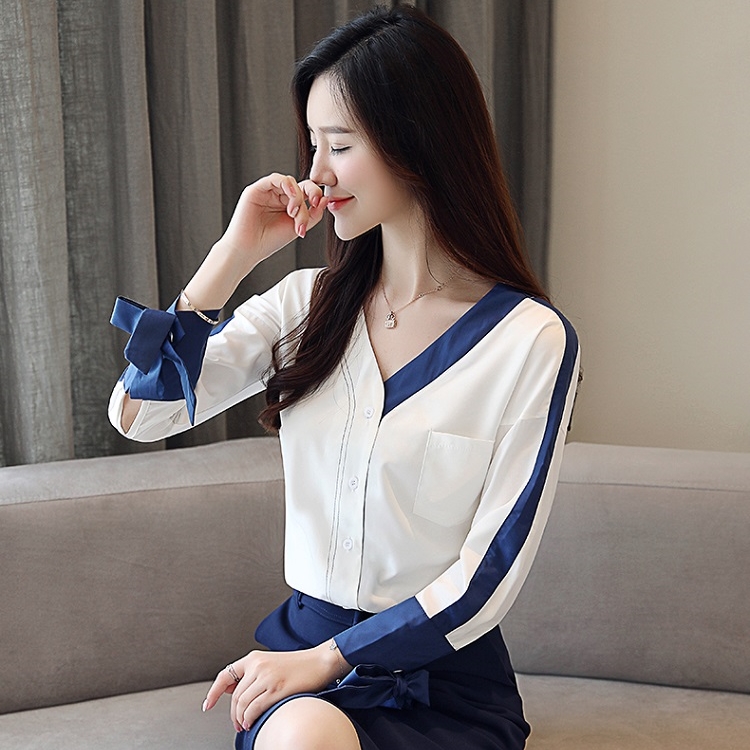 เสื้อเชิ้ตผู้หญิงสีขาวแต่งแถบน้ำเงิน กระดุมหน้า แขนยาว