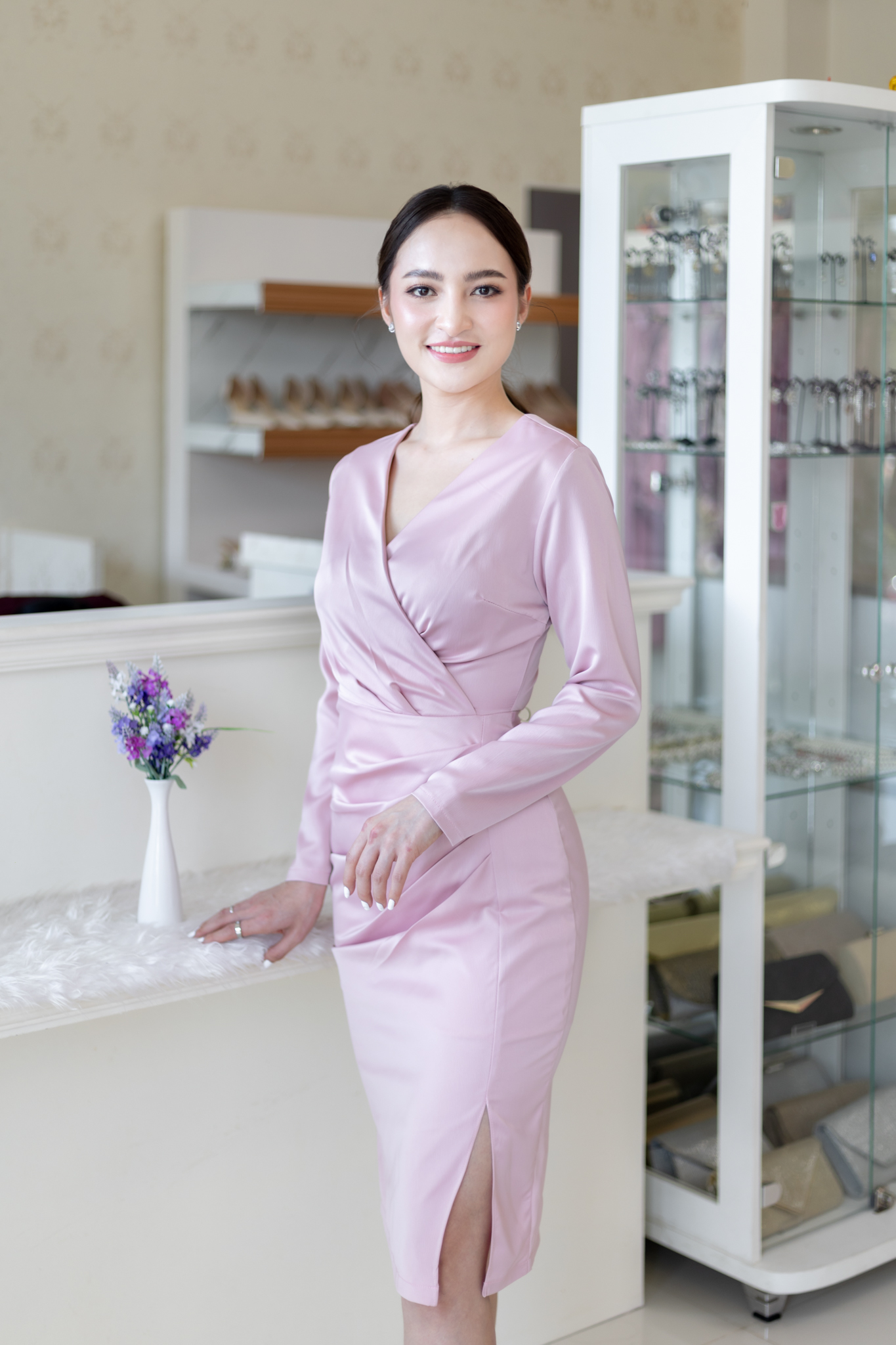 ชุดราตรี ชุดออกงาน ชุดไปงานแต่งชมพู เดรสสั้นเข้ารูปทรงเอ แขนยาว แนวเรียบหรู สวยดูดี