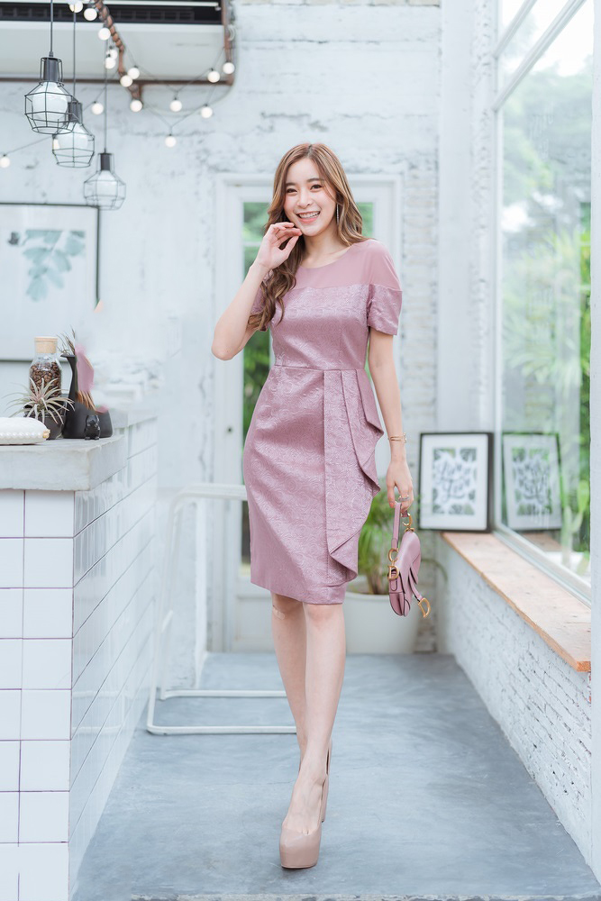 ชุดเดรสสั้นสีชมพูอมม่วง ทรงเอเข้ารูป แขนสั้น เอวแต่งจีบระบาย