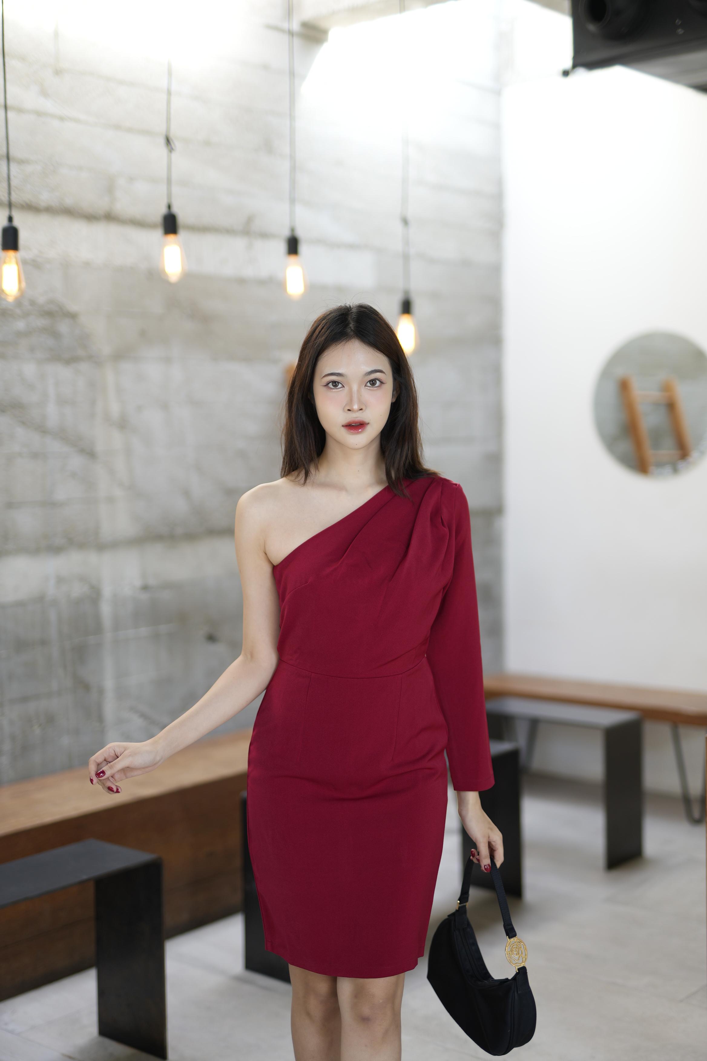 ชุดไปงานสีแดง ไหล่เฉียงข้าง เรียบหรู สวย ดูดี ใส่เป็น ชุดราตรี ชุดออกงาน ชุดไปงานแต่งงาน กลางวัน กลางคืน