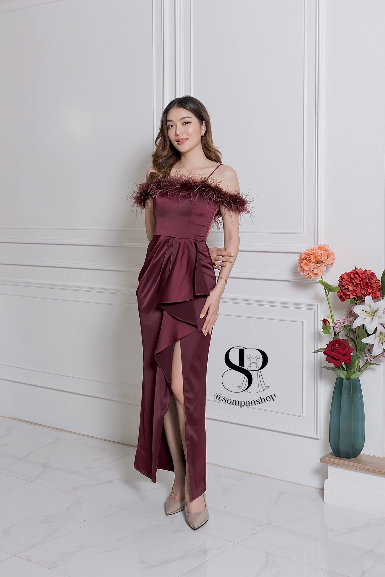 ชุดราตรียาวสีแดงไวน์ ทรงปาดไหล่ แต่งขนนก หมาะสำหรับใส่เป็นชุดราตรี ชุดไปงานแต่งงาน ชุดเพื่อนเจ้าสาว ชุดไปงานเลี้ยงต่างๆ