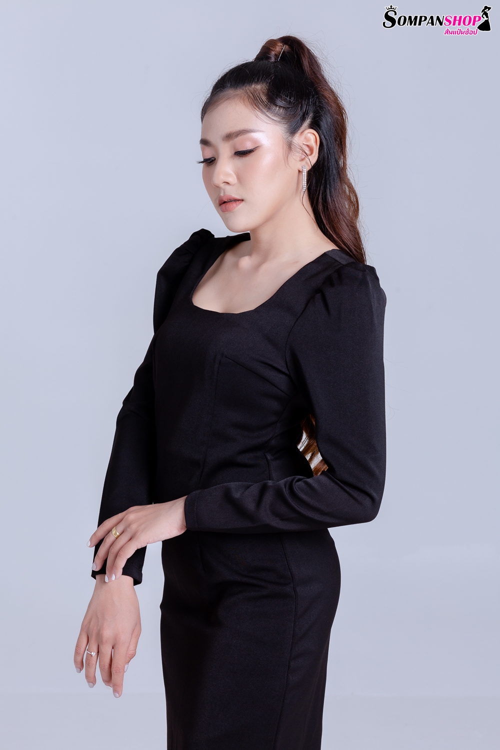 ชุดเดรสสั้นสีดำ เดรสทรงตรง แขนยาว แนวเรียบๆ สวยใส่ดูดี ใส่ทำงานได้ ใส่ไปงานกลางวันได้