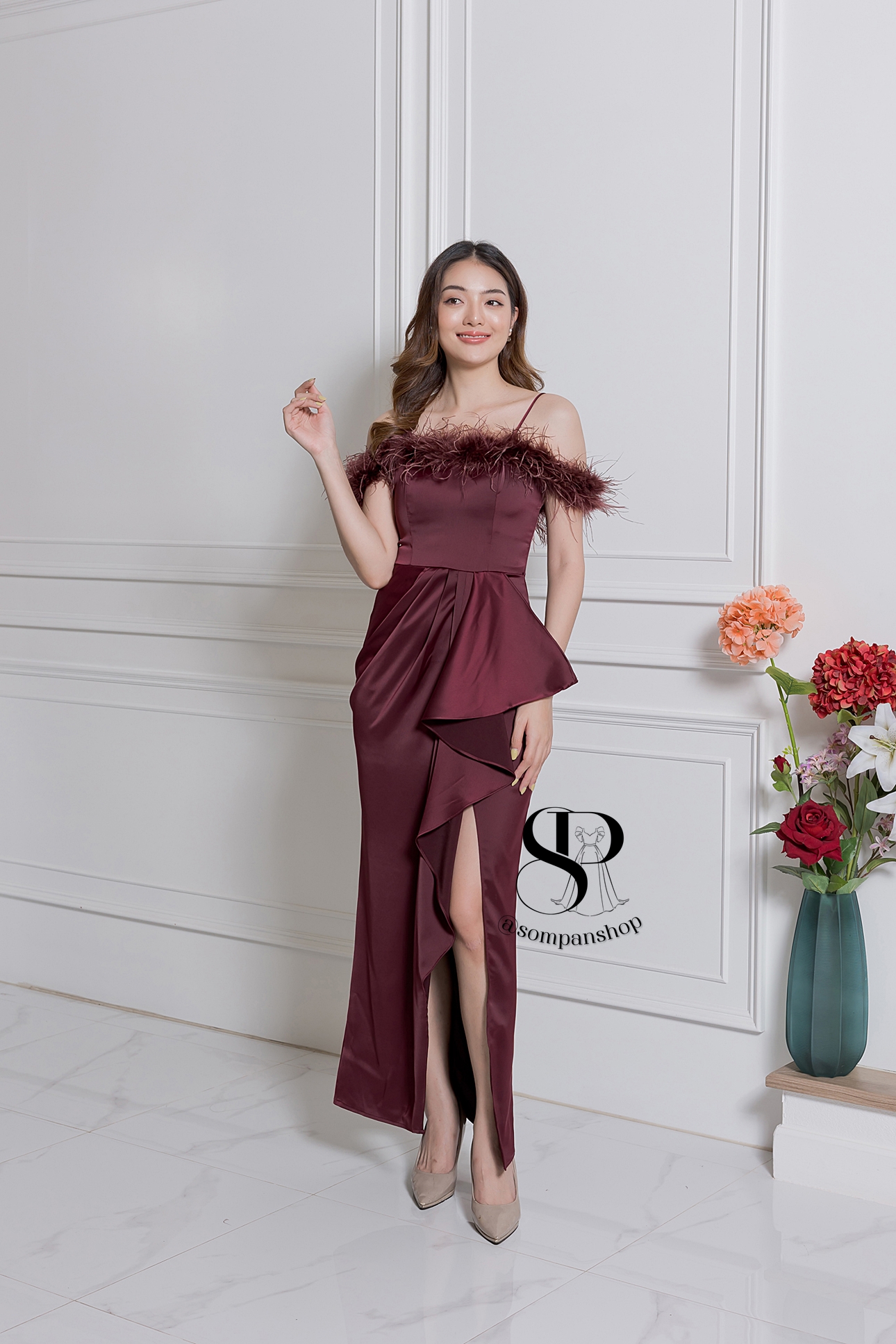 ชุดราตรียาวสีแดงไวน์ ทรงปาดไหล่ แต่งขนนก หมาะสำหรับใส่เป็นชุดราตรี ชุดไปงานแต่งงาน ชุดเพื่อนเจ้าสาว ชุดไปงานเลี้ยงต่างๆ