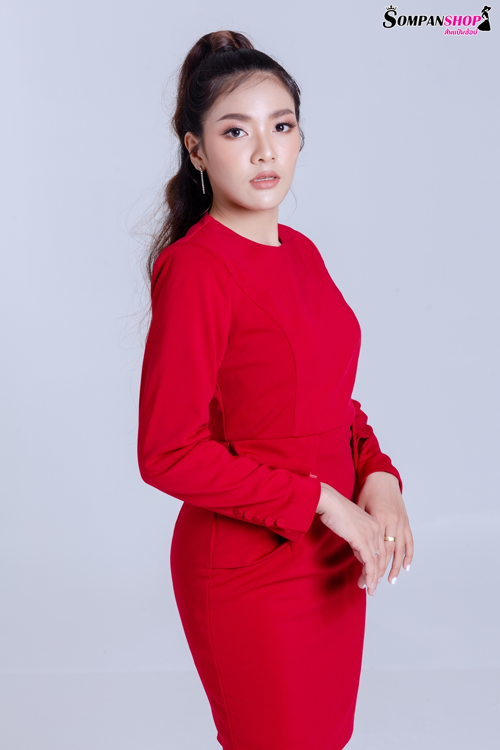 ชุดเดรสสีแดง แขนยาว กระโปรงทรงเอ แนวเรียบร้อยใส่ทำงานได้